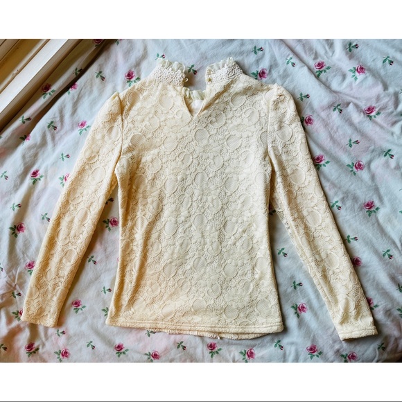 Lace Top With Brooch - Picture 9 of 9